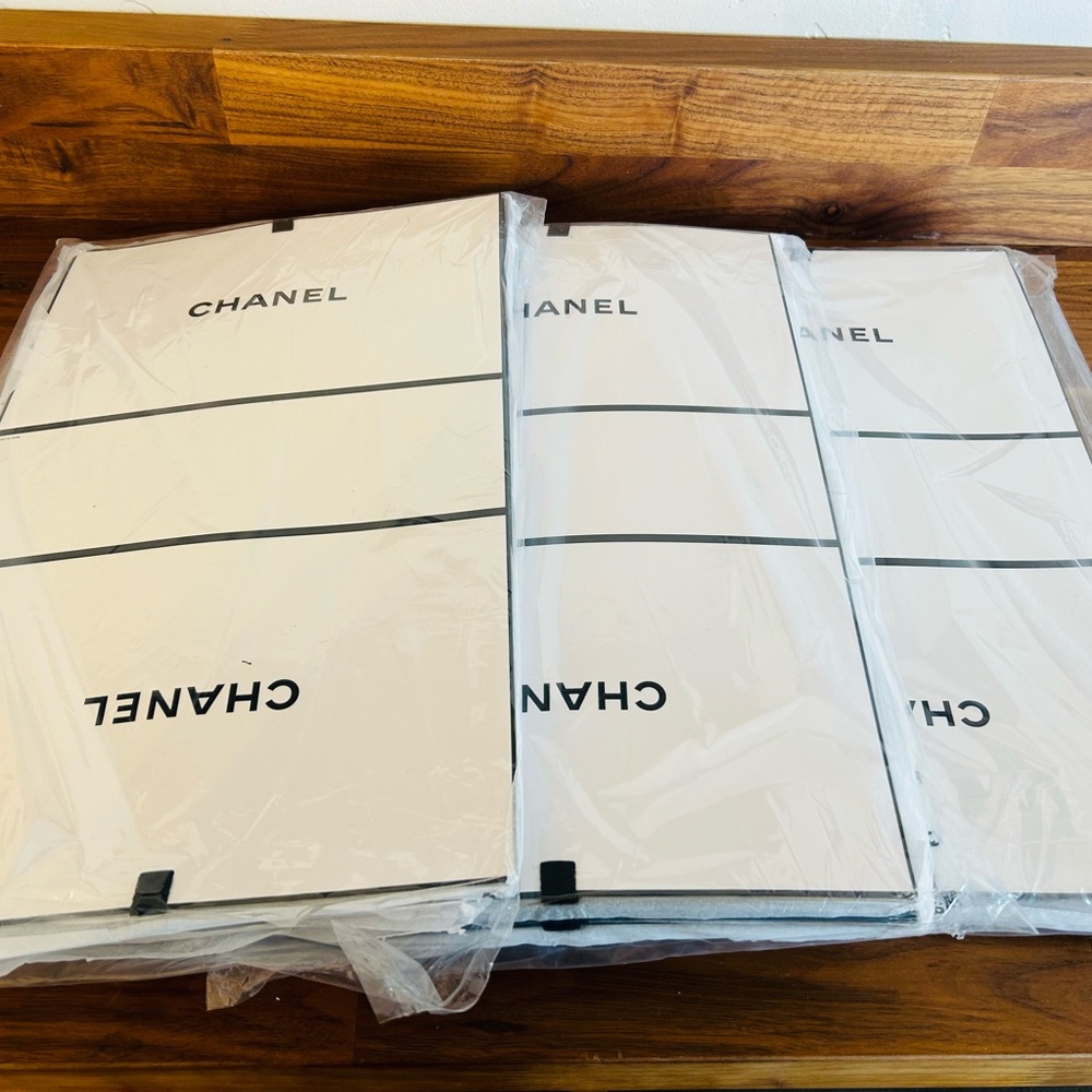 12 CHANEL Gift Bags with black ribbon - Picture 4 of 4